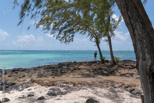 Mann angelt am Meer in Mauritius