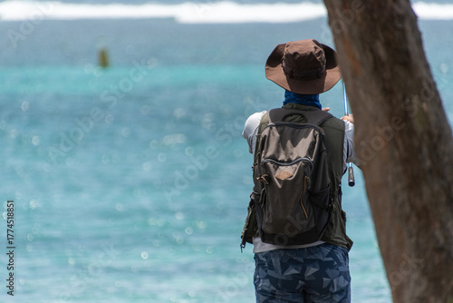 Mann angelt am Meer in Mauritius