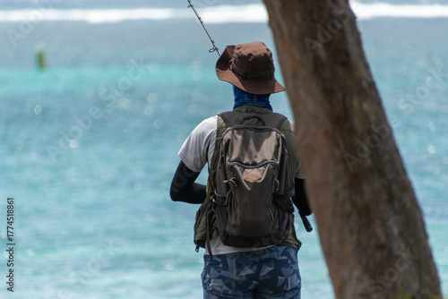 Mann angelt am Meer in Mauritius