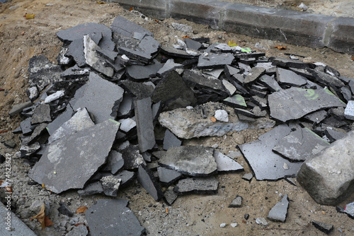 Travaux sur la chaussée et tas de bitume en morceaux