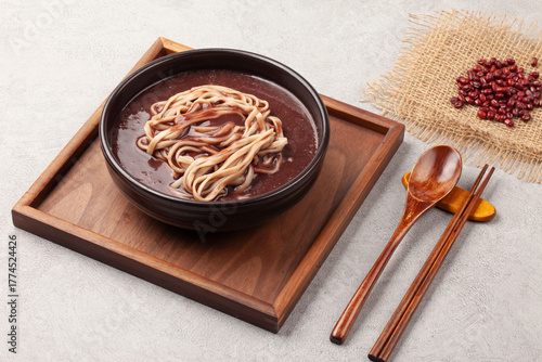 팥을 푹 삶아서 체에 으깨어 밭인 물에 쌀을 넣고 쑨 죽.
Porridge made by boiling red beans, mashing them in a sieve, and adding rice to the water.
