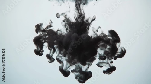 水に墨汁を落として広がっていく動画素材