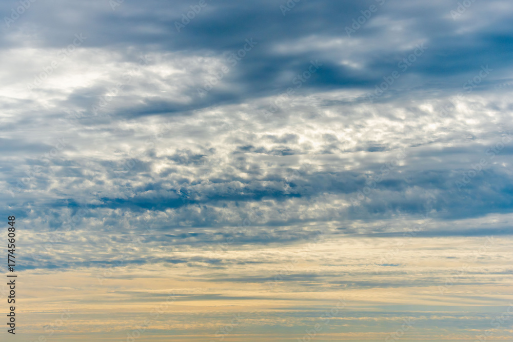 Obraz premium 秋の空に雲が広がる14