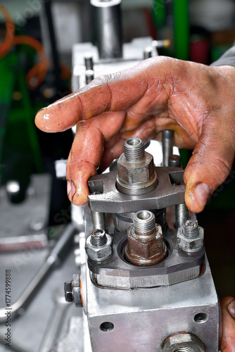 repair of fuel pump of eight-cylinder diesel engine installation of sections in pump body
