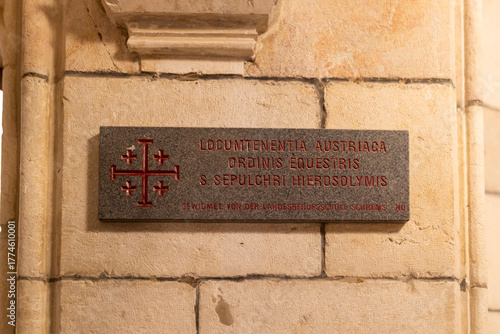 Foto Jerusalem, Israel, A stone plaque on a wall, written in latin and german, indicating the lieutenancy of austria of the equestrian order of the holy sepulchre of jerusalem