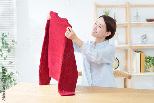 衣替えでセーターを出す女性