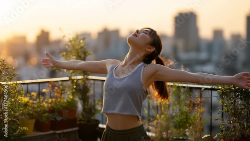 朝陽に包まれる日本人女性のリラックス時間