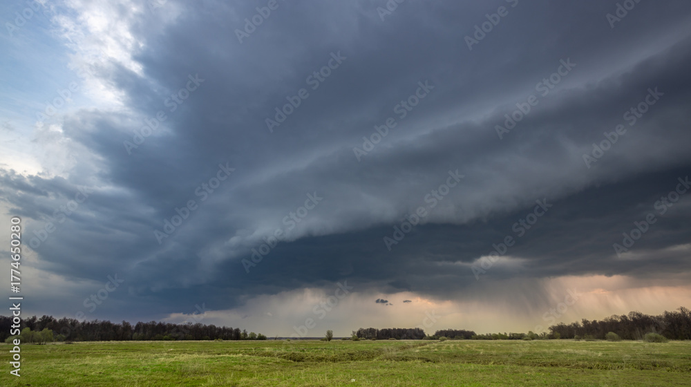 Obraz premium Stormy sky with dark clouds and a large storm cloud