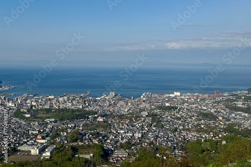 天狗山の展望台から眺める小樽の市街地に、背景の石狩湾と青空