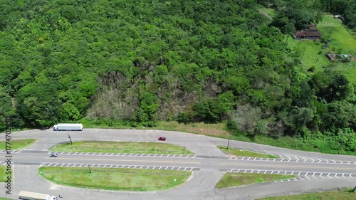 Um vídeo de companhamento de veículos trafegando na estrada entre Benevides e Belém, em meio à floresta amazônica, no Pará, visto de um drone.