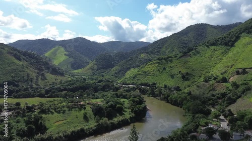 O rio Ribeira de Iguape, no vale do Ribeira, na divisa entre os Estados de São Paulo e Paraná em um vídeo obtido com drone.