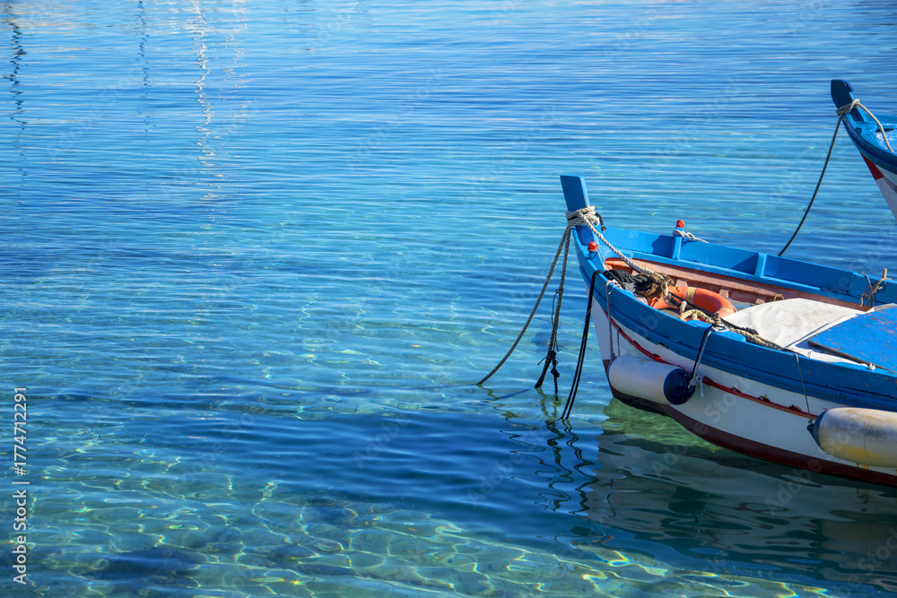 Naklejka premium Mare limpido, Mondello, Sicilia