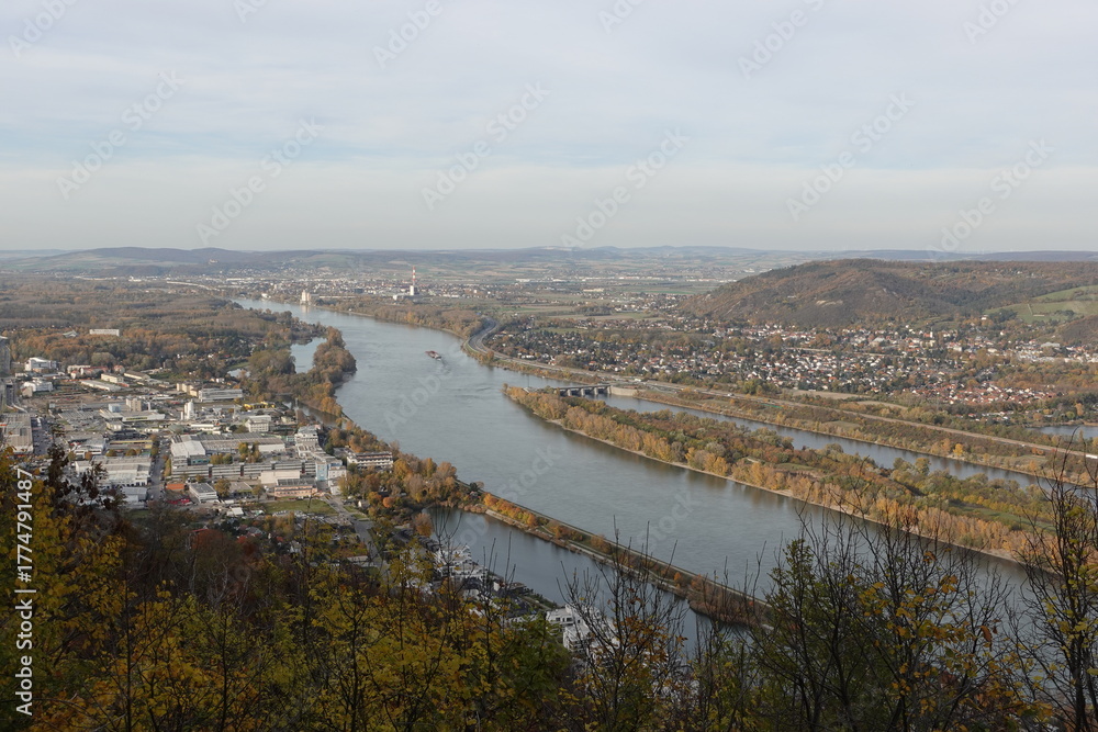 Obraz premium ドナウ川と新ドナウ川