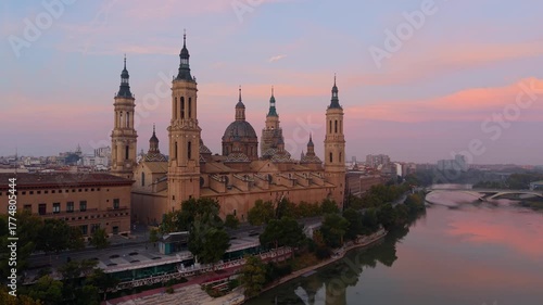 Vista del Pilar de Zaragoza y río Ebro con dron 