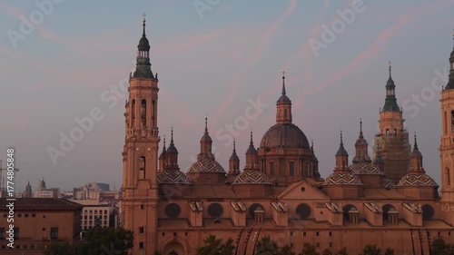 Vista lateral rio ebro y Pilar a vista de drone