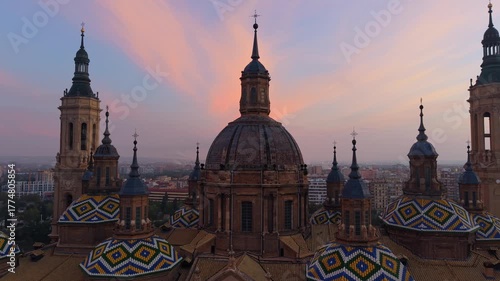 El Pilar vista aérea dron torres amanecer basilica