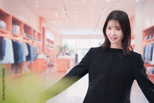 Free Download アパレル店で服のフィッティングをする若い女性 - GFXLoad