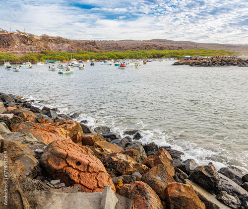 Φωτογραφία Small Boats Gather in Support of Outrigger Canoe Paddlers For The Molokai Hoe Ca