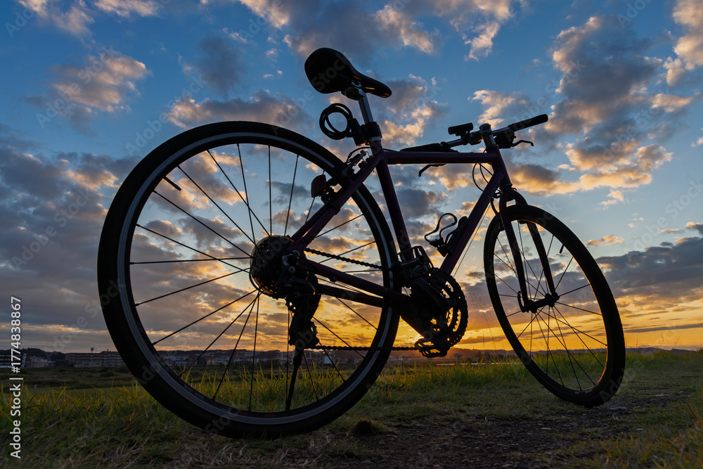 Fototapeta premium 夕空が背景の自転車のシルエット