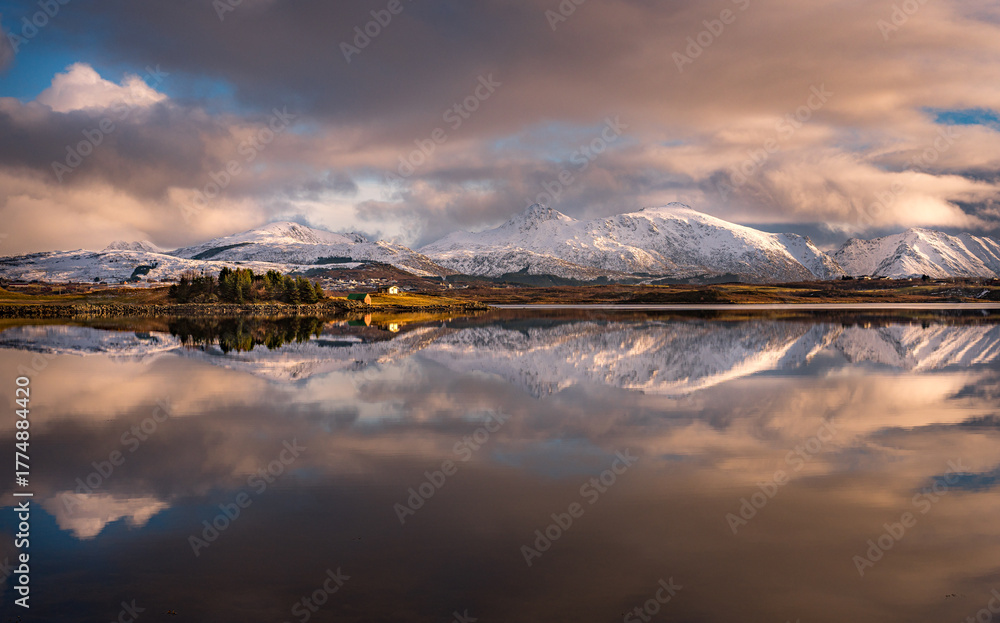 Obraz premium sunset over the lake, Lofoten, Norway