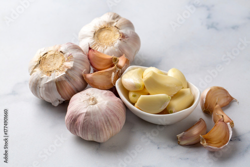 Bulbs and cloves of fresh g...