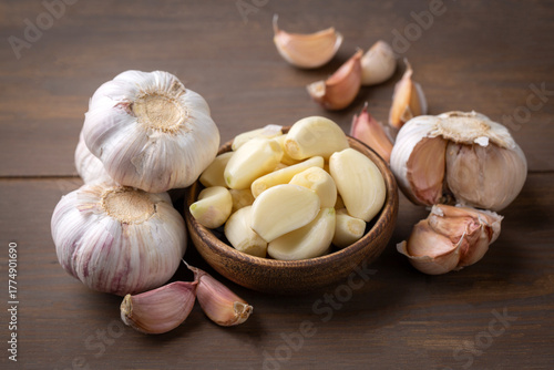 Bulbs and cloves of fresh g...