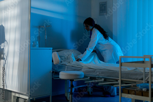 Foto Patient care conducted peacefully with soothing blue illumination, Serene hospit