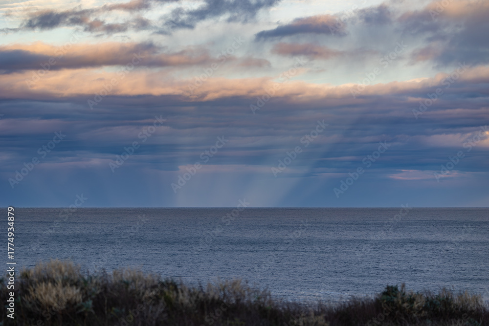 Obraz premium A winter sunset on the Cantabrian coast of Galicia, watching gannets and clouds...!