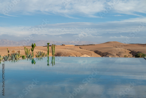 Une piscine au milieu du désert au Maroc