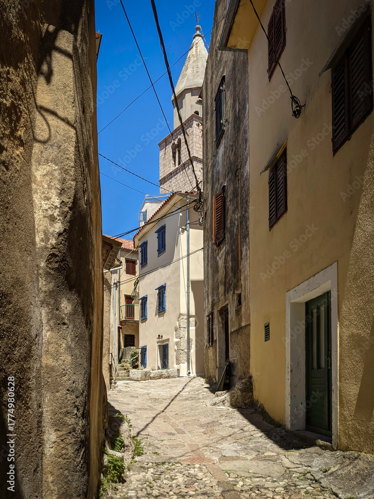 Obraz premium Narrow street with many wires above in an old town
