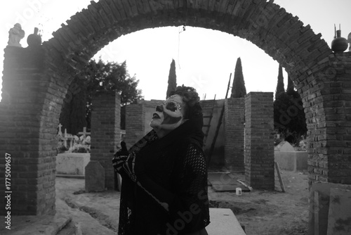 Bajo el arco del camposanto