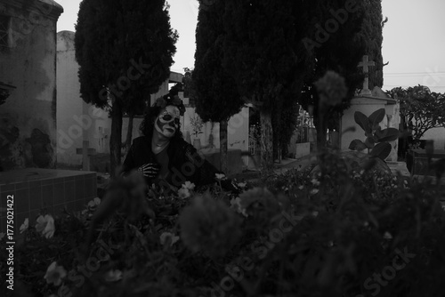  La catrina observando la tumba florida