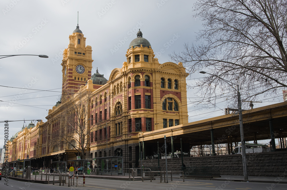 Obraz premium Melbourne, Australia : Flinders Street Station is the major interchange for suburban trains in Melbourne, Australia.
