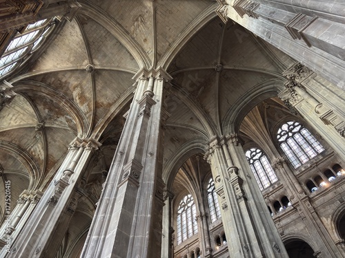 Foto Vaulted Gothic ceiling inside a church