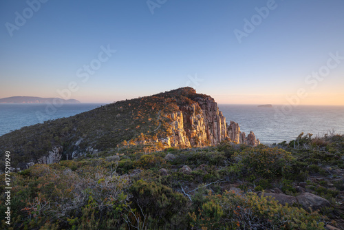 Foto Wanderpfand zum Sonnenaufgang über den dramatischen Felsen von Cape Hauy, Tasman Peninsula, Tasmanien, Australien