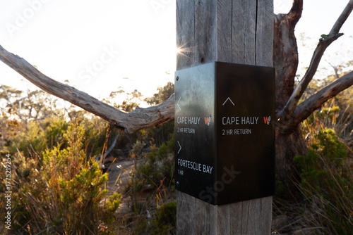 Foto Wegweiser auf dem Pfad zu den Klippen von Cape Raoul in Tasmanien