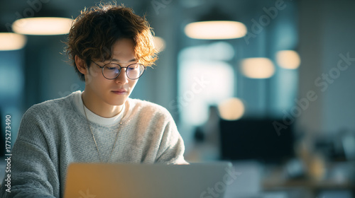 ノートパソコンを操作する若い男性