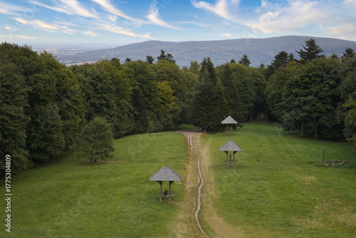 Szlak turystyczny na Święty Krzyż w Górach Świętokrzyskich.
