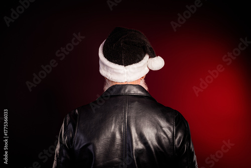 Foto Santa rocker in black leather jacket back view with red studio background for ch