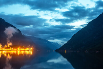 Plexiglas schilderij Reflectie Avondgloed boven Noorse fjord met wolken  © photosaint