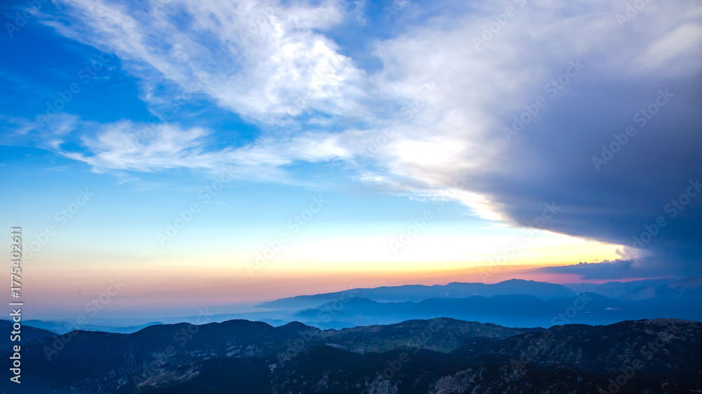 Obraz premium Sunset over the mountains in Turkey with dramatic cloud formations