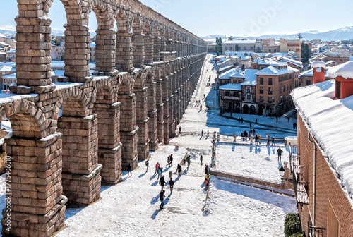 Fotografie Acueducto romano de Segovia nevado. Castilla León. España
