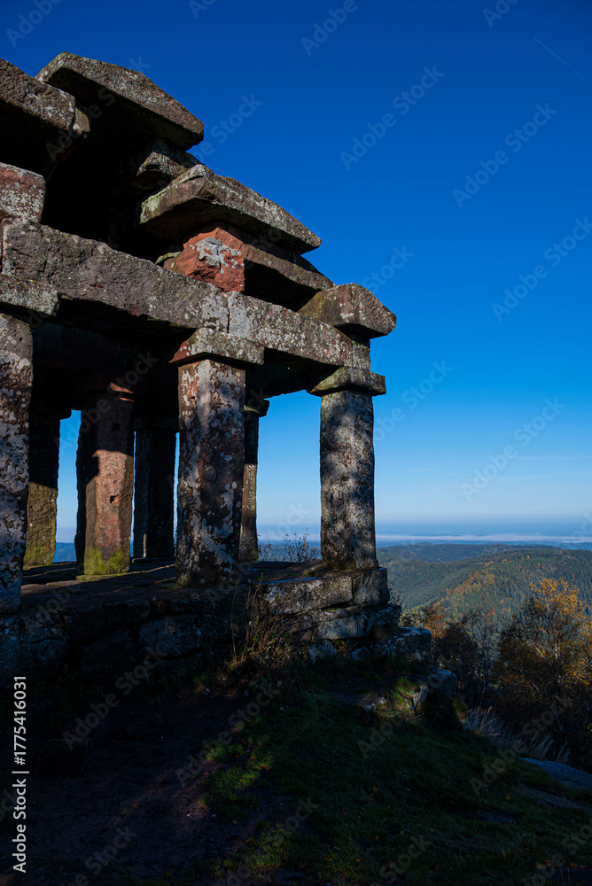 Naklejka premium construction d'un temple sur une montagne en pleine nature dans les vosges