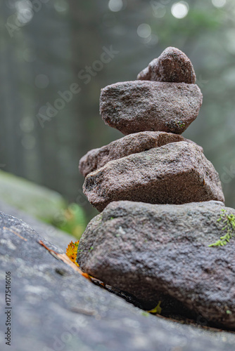 pyramide de pierres en montagne, montage zen et méditation en extérieur