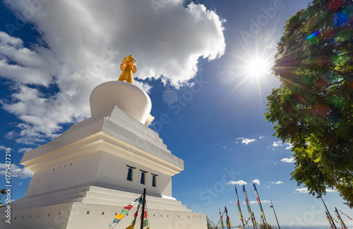 La Stupa et le soleil étoilé.