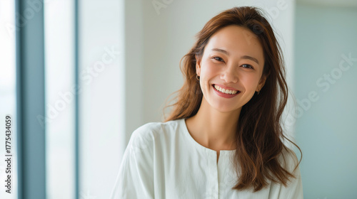 Free Download 朝の光のように ― 自然体で微笑む女性の透明感ポートレート - GFXLoad
