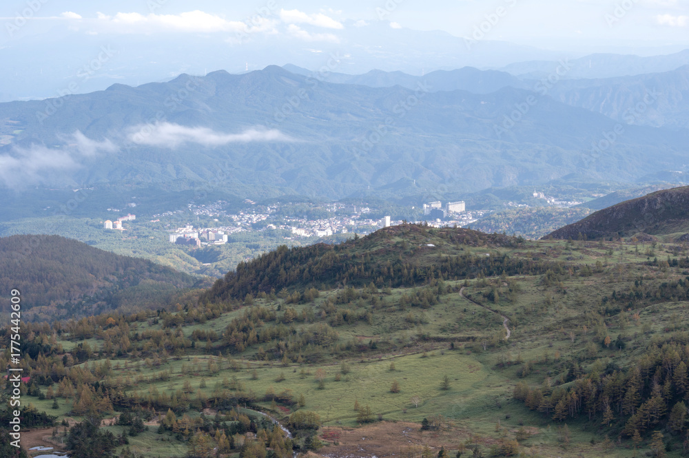 Fototapeta premium 志賀高原・渋峠から望む草津温泉街と群馬の山並み