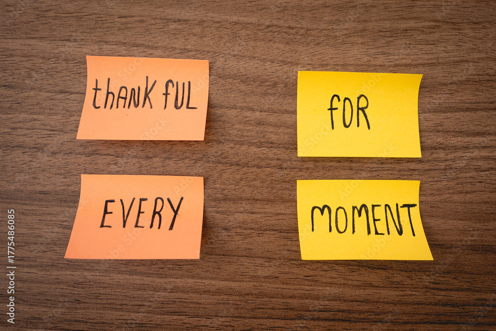 Obraz premium Positive and thankfull notes on a wooden background. Thanksgiving day