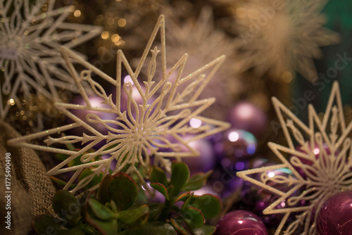Weihnachten: Dekoration aus Weihnachtsstern mit Glaskugeln im Hintergurund