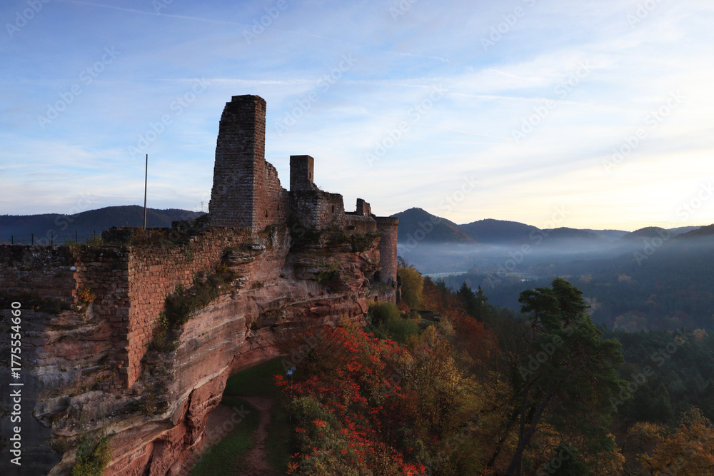 Obraz premium The ruins of the castle in Dahn (Germany) at sunrise.